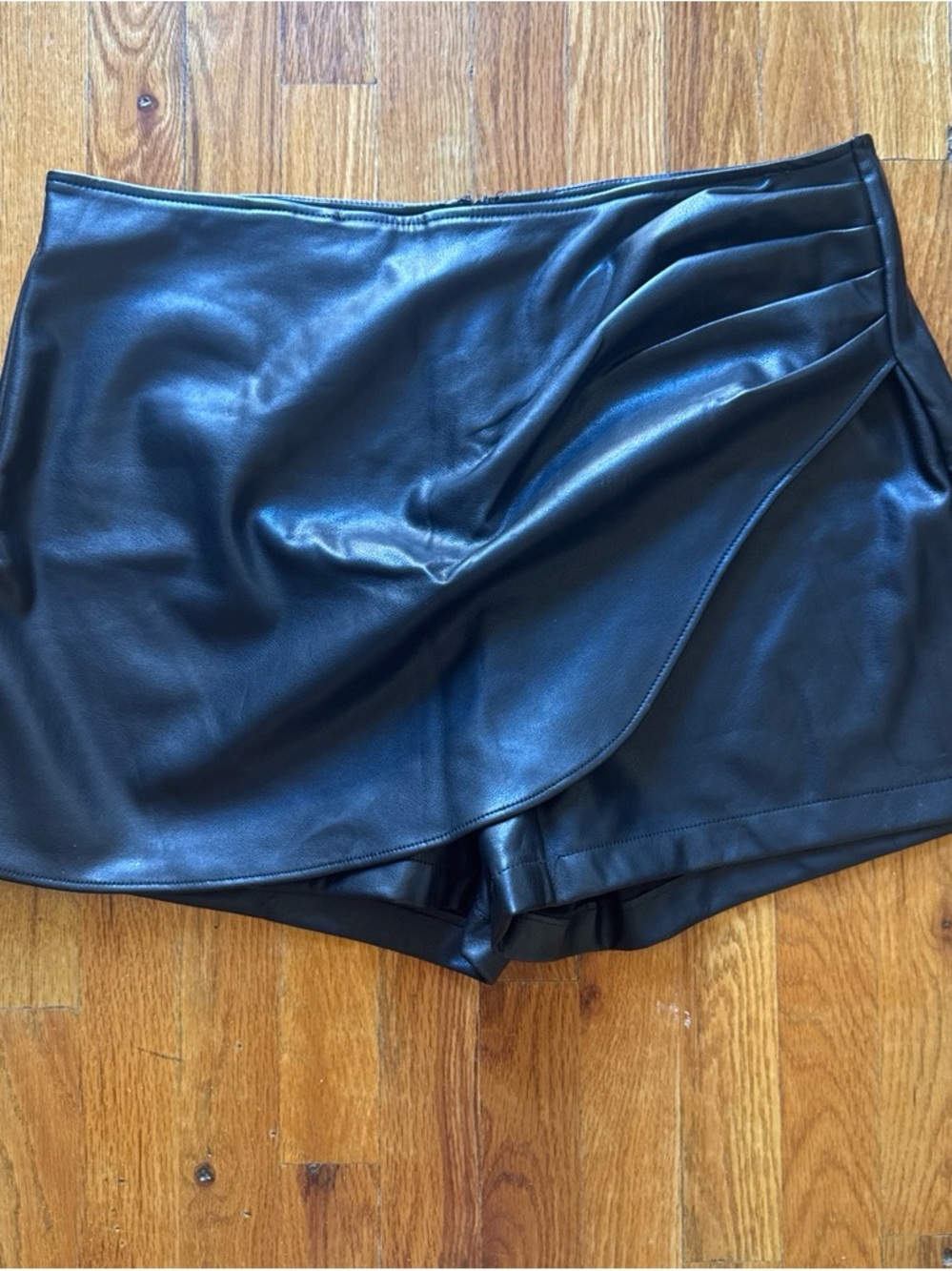 Black Faux Leather rouge Women’s skort